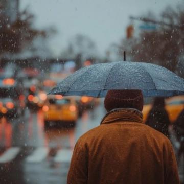 风雨无阻的外卖小哥：背后的辛酸与坚持