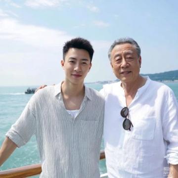 5月20日,孔子第76代孙公开消息,自己已在美国结婚,妻子厚唇大眼是大马名媛