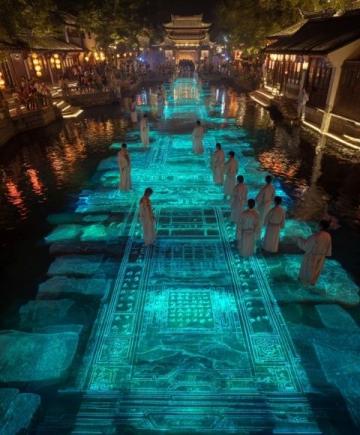 五一假期,宁夏中卫向阳街变成流动的河流,热闹的夜晚增添梦幻色彩。