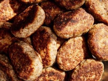 在家里怎样才能做出色泽金黄外酥里嫩的炸茄盒呢?其实方法很简单