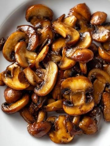 昆明市场迎来平价鸡枞替代品：鸡油菌和红菇上市口感佳价格亲民