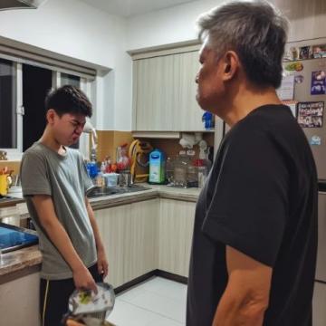远行千里终抵家门,父子情深守候夜深