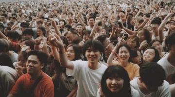 2025年跨年夜 海滨成热门聚集地 年轻人尽情畅歌。