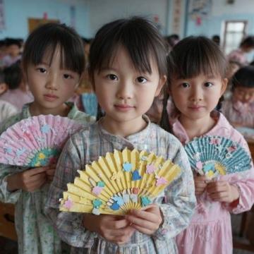 创意无限!废旧纸箱变时尚:幼儿园的环保时装秀惊艳六一儿童节
