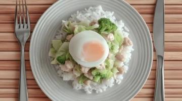 夏日家庭晚餐:清爽素炒豆角与韭菜炒鸡蛋