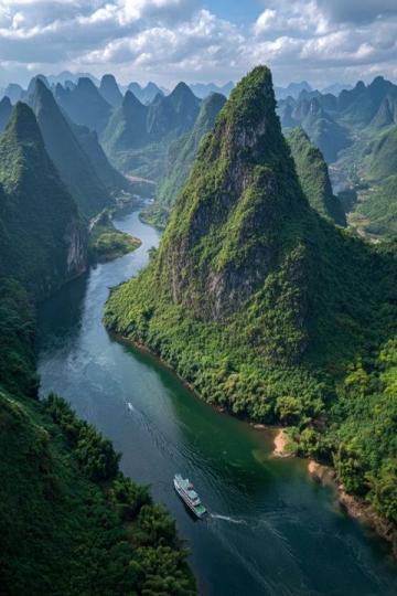 东江岸畔的放生盛景：台江边的如画风光