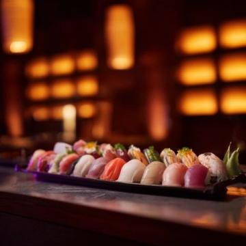 深夜美食特辑：外国友人大胆尝试脆皮肘子与青龙刺身