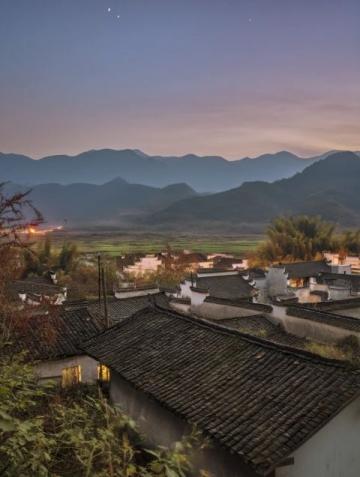 松滋县有个小镇边缘临大湖,大片水面映照着夕阳。