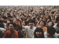 2025年跨年夜 海滨成热门聚集地 年轻人尽情畅歌。
