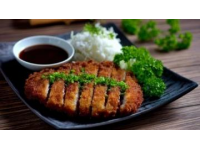 脆皮五花肉是一道特色鲜明的美食，因其独特的口感与风味而广受大众喜爱