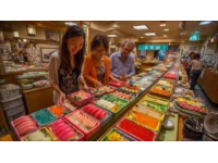 沉醉舌尖之旅：当地美食特产疯狂买不停，行李箱快装不下