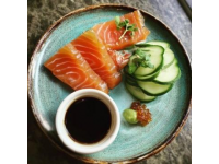 深夜美食特辑：外国友人大胆尝试脆皮肘子与青龙刺身