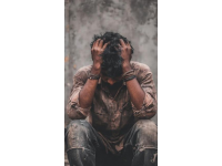 这句话有些刺耳，似乎是在说某人因为缺乏文化知识而吃尽亏。