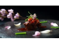 夏季美味佳肴：蒜香爆炒金针菇花甲螺