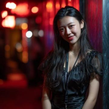 杨颖面容憔悴给澳门小店站台,顶流资源大跌黄晓明离婚真相为何如此反转?