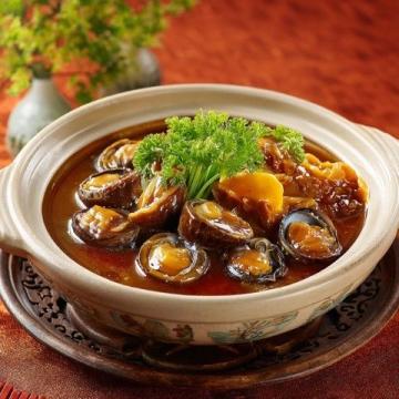 蚝烙:潮汕地区经典传统小吃,以新鲜生蚝为主要食材,佐以薯粉、鸡蛋煎制而成。