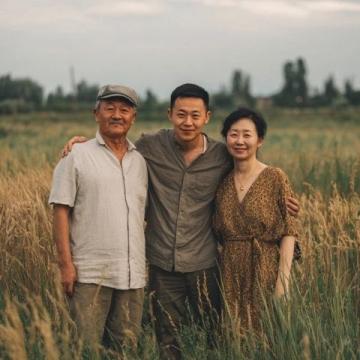 陆毅携家人回哈尔滨老家探亲