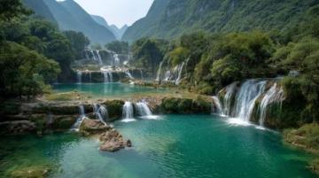 云南旅游攻略云南是中国旅游资源最丰富的省份之一,融合了雪山峡谷、高原湖泊