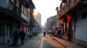 深圳南山沙河西路老旧街区漫步记:小店林立与现代气息碰撞