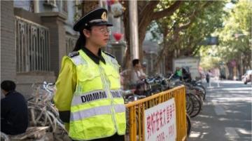 浙江暖心一幕:收费员为司机孩子递热水,温暖人心