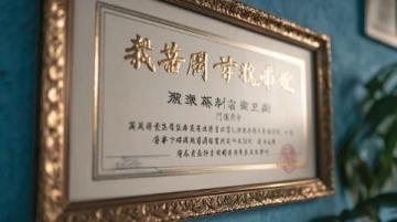 江苏婚礼车队遇高考禁行路段,交警暖心护航见证感人一幕