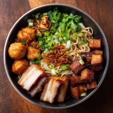深秋大食堂午餐菜单:炸鸡腿配肉丝面,温暖又美味