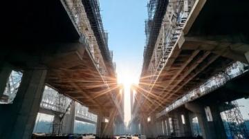 武汉夏日奇观:杨泗港大桥下的“天空之门