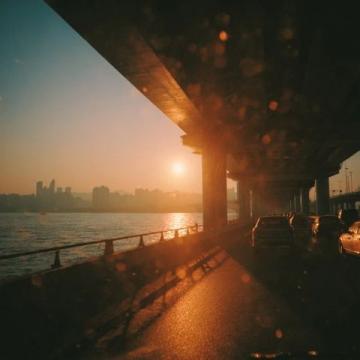 武汉夏日奇观:杨泗港大桥下的“天空之门