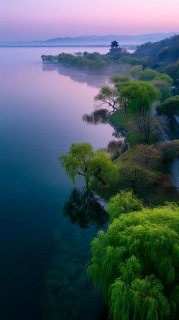 夕阳下的嘎日迪湖:如诗如画的自然美景