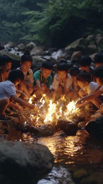长安夜色中,炭炉烤得一片暖黄。