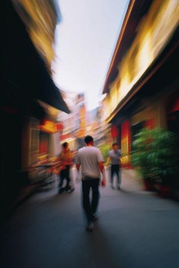 路过汉正街,在武汉的闹市区还有这样有年代感的老房子,铝合金,防盗窗,花床单