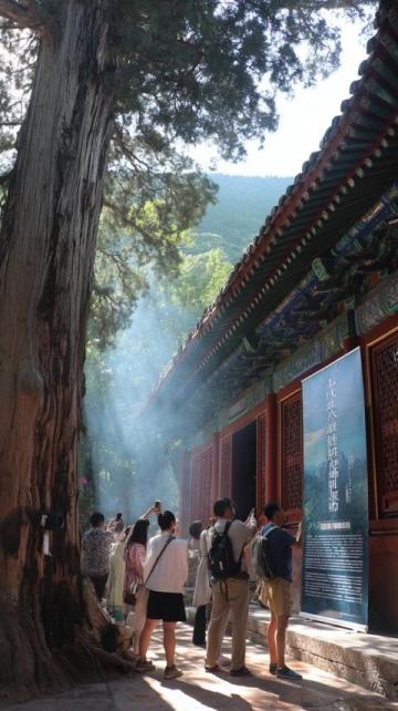 芸芸寻味闺蜜生日小聚，选在了银丰山庄门口的牌坊宴，新中式风格的环境