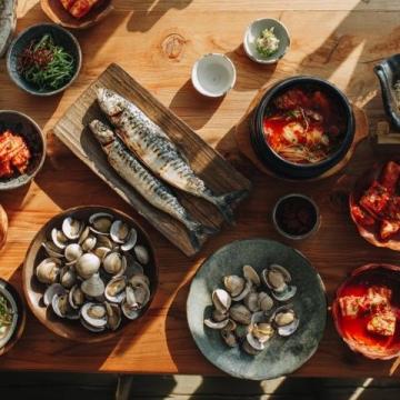 青岛必尝美食:渔家小院海鲜塔鲜美诱人