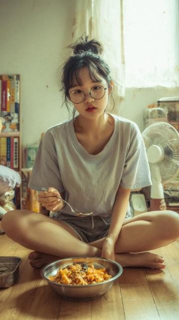 蚝烙:潮汕地区经典传统小吃,以新鲜生蚝为主要食材,佐以薯粉、鸡蛋煎制而成。