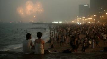 2025年跨年夜 海滨成热门聚集地 年轻人尽情畅歌。