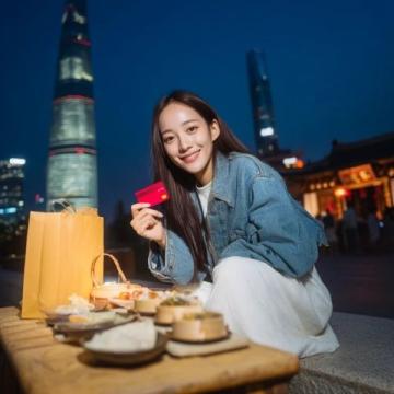 我用身上仅有的1000万买回一堆好吃的