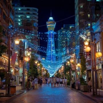 夜晚的汕头:华侨公园海滨长廊灯火璀璨,人流不息