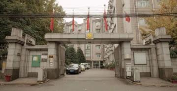 江苏婚礼车队遇高考禁行路段,交警暖心护航见证感人一幕