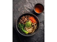 保山西瓜瓢牛肉米线：炭火煮沸的滇西风味