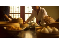 长安夜色中，炭炉烤得一片暖黄。