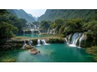 九寨沟随手拍：多彩湖泊与壮观瀑布的美妙瞬间