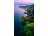 夕阳下的嘎日迪湖：如诗如画的自然美景