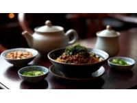内蒙古特色美食：手抓羊肉、奶茶等不可错过的地方风味