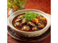 蚝烙：潮汕地区经典传统小吃，以新鲜生蚝为主要食材，佐以薯粉、鸡蛋煎制而成。