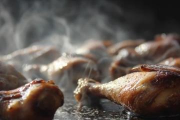 珐琅锅鸡翅美食(珐琅锅烟熏鸡翅)