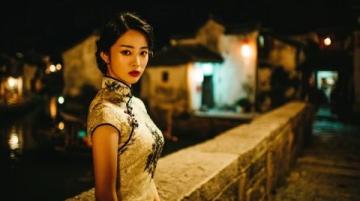一名伊朗美女网红在游览桂林后,感慨万千的落泪了