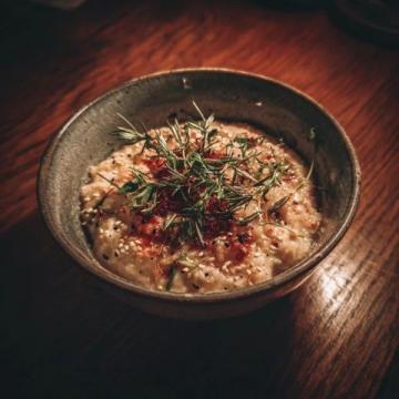 蚝烙:潮汕地区经典传统小吃,以新鲜生蚝为主要食材,佐以薯粉、鸡蛋煎制而成。