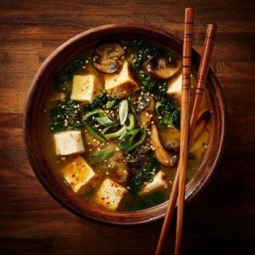 多样佳肴制作秘籍:咸蛋黄豆腐草头汤、酸菜腊肉炒春笋等美味食谱
