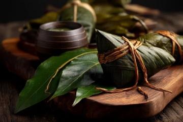 清晨圭峰山薄雾中丈母娘邀我品尝手工裹蒸粽温情故事