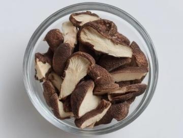 昆明市场迎来平价鸡枞替代品：鸡油菌和红菇上市口感佳价格亲民